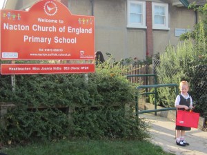 Cille foran Nacton CEVC Primary School i Suffolk