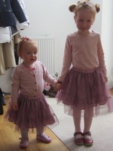 Pigerne er klar i matchende tylskørter fra Farmor