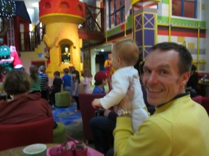 Fuldstændig opslugt af børneshow som 1-årig