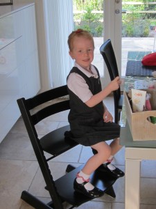 Skolepigen, der med stor autoritet uddeler warnings til sin uartige mor