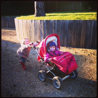 Cille og Mille på gåtur