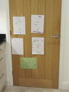 Skriveriet når nye højder i det lille hjem. Her tages dørene i brug.