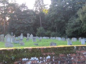 Kirkegården fremstår næsten som et engområde med masser af insekter, sommerfugle osv. Sådan foretrækker briterne at deres gravsteder skal være