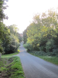 Den langstrakte opstigning fra vores hus til kostskolen og kirken