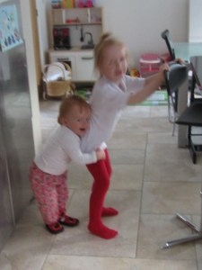 Den trætte skolepige leger med sin lillesøster