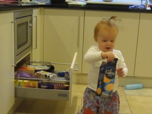 Mille på rov i snacks-skuffen