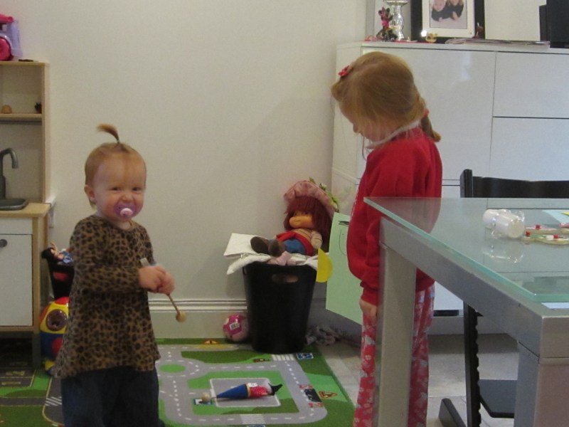 Storesøster er lærer for lillesøster