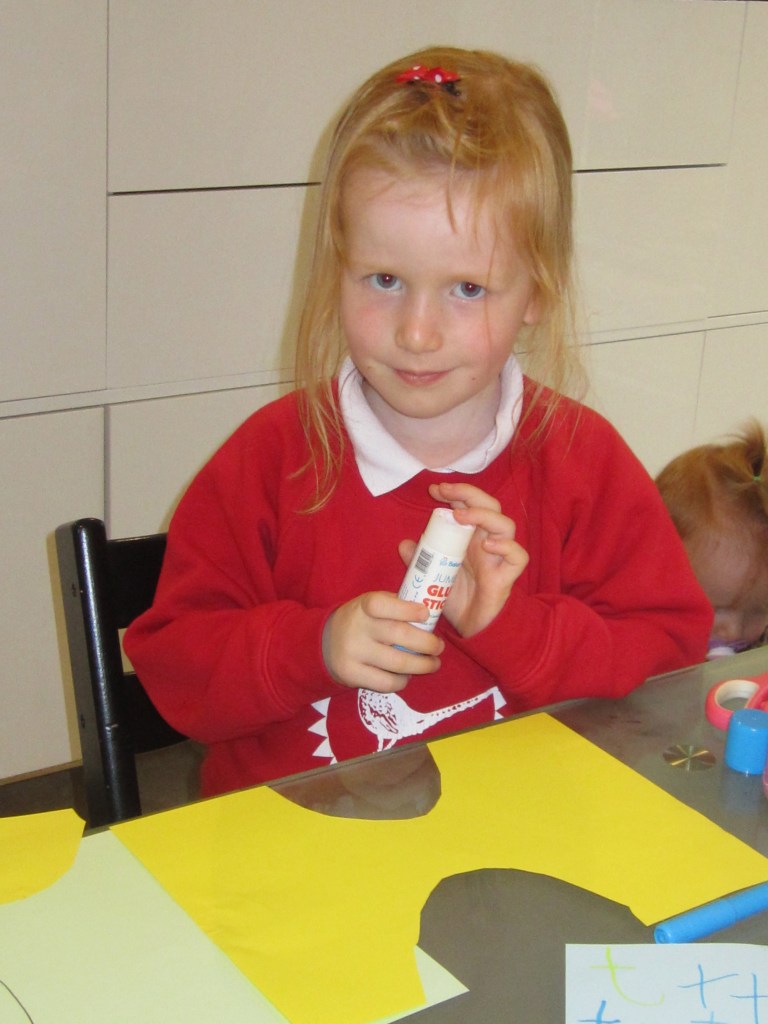 Skolepigen bruger eftermiddagene på at skrive, klippe og klistre