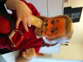 Og glad med en eftermiddagsmad