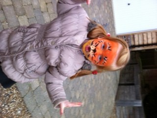 Her er hun igen - lidt mere kæphøj hjemme i gårdspladsen