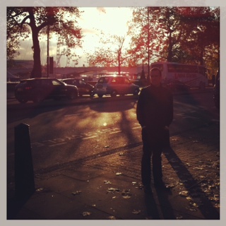 Martin med Themsen og London Eye i baggrunden. Temple Tube Station, Westminster.