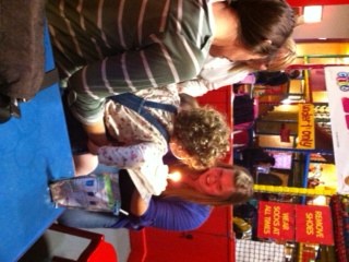 Fødselsdagssang og kage til den søde 2-årige pige