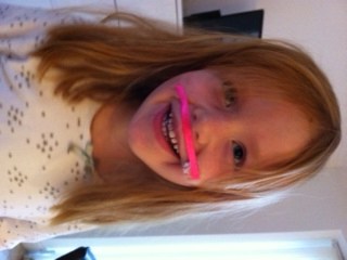 Med overskæg og blånende tand...