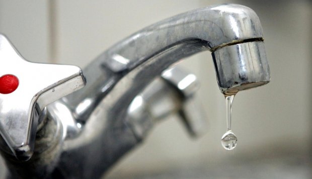 5836627-dryppende-vandhane