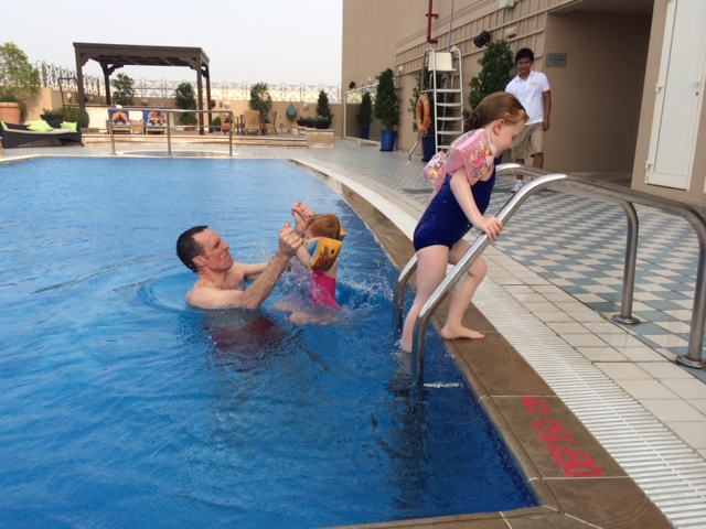 Farmanden og pigerne en sen eftermiddag