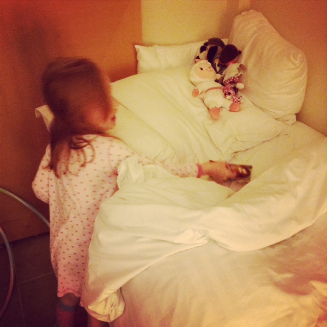 Påskeharen har gemt chokolade i Cille's seng. Det er for varmt udenfor til traditionel æggejagt.