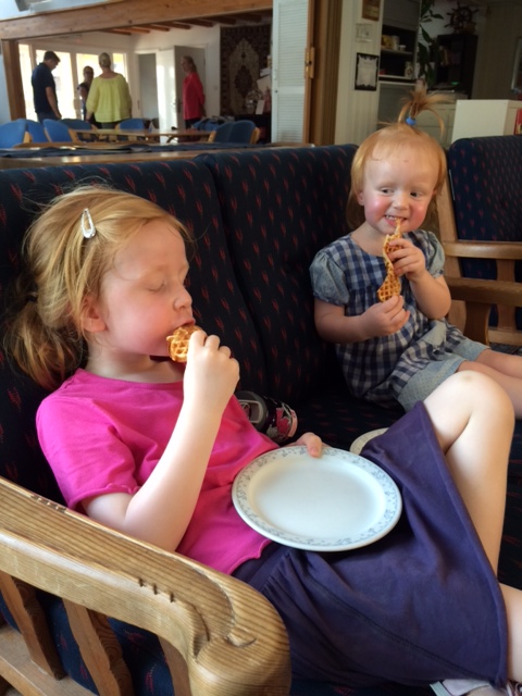 Pigerne stopper ansigtet med nybagte vafler