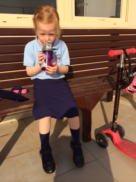 Scooter-girl får sig en tår over tørsten ved ankomst