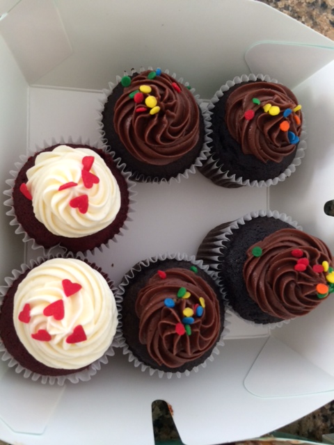 Red velvet og chokolade-cupcakes