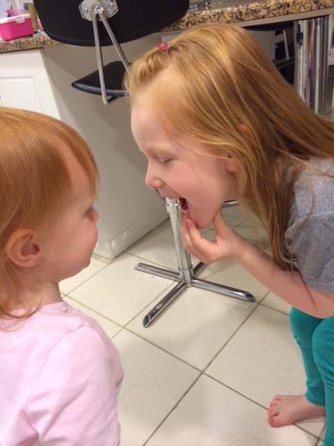 Cille viser stolt Mille hullet efter mælketanden. 