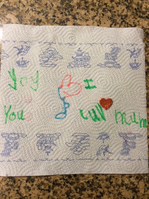 I love you so much, siger Cille på et stykke køkkenrulle