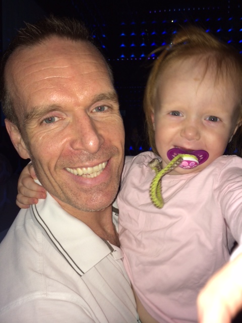 Sut-trunte og Farmand foreviget i elevatoren. Turen til 124. etage tager lige knapt 1 minut