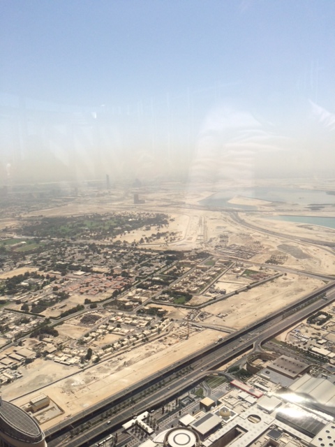 Udsigt sydøstligt. Væk fra vandet. Ørken lige uden for byen.