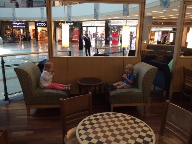 Et foto fra igår, hvor Mille og C er på café