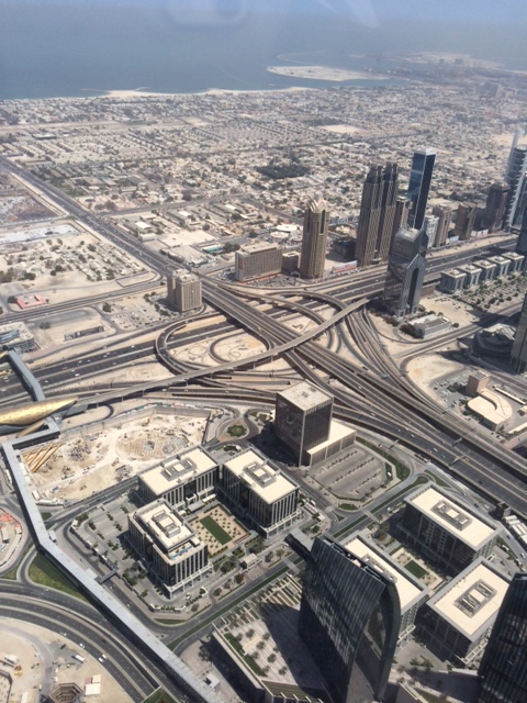 Jeg er "vild" med vejene her i Dubai. De giver mig en mavepuster - uanset om jeg er ude at køre eller glor på dem