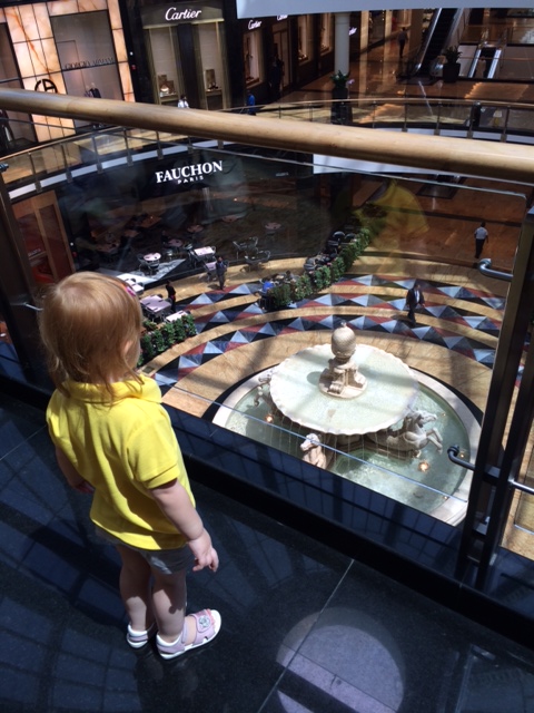 Lille My og jeg slår tiden ihjel med retail-therapy, før vi kan hente Cille fra sidste skoledag