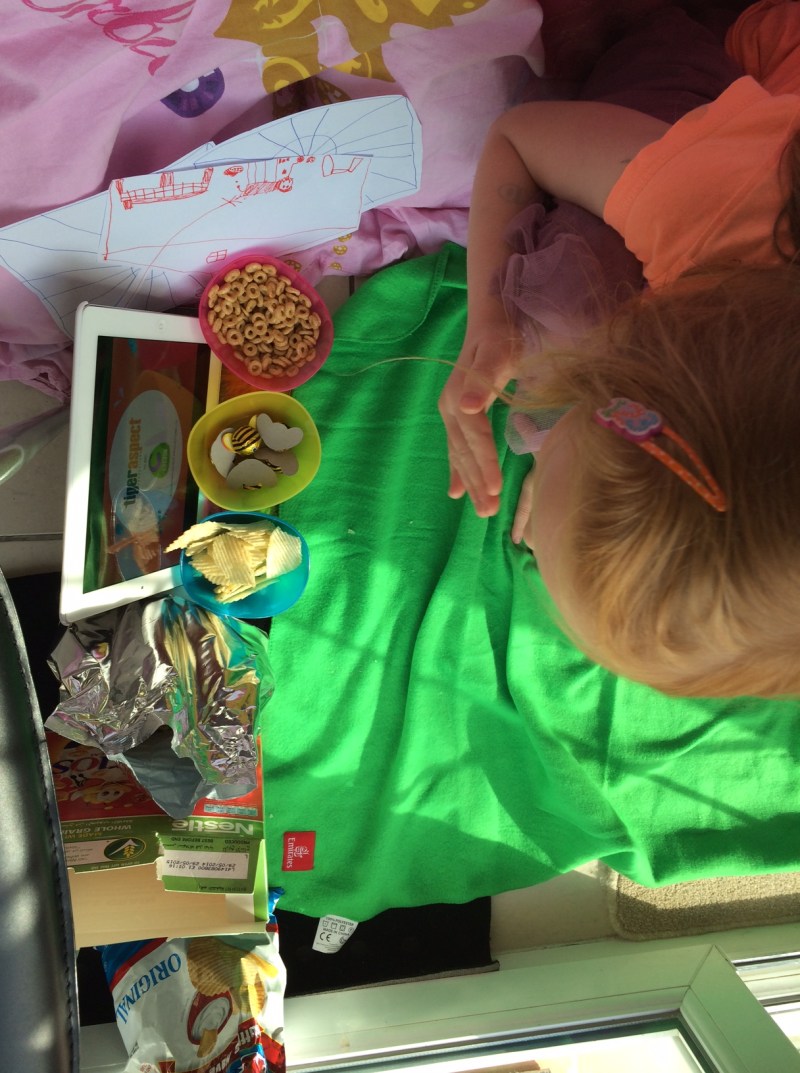 En hjemmebygget hule fyldt af godter, som Cille selv har snuppet fra skabet