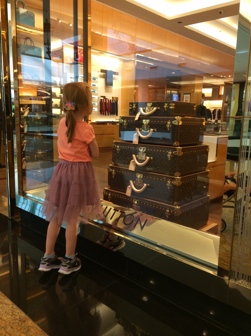 Mummy, prøv at se dem der kufferterne - er de ikke beautiful?