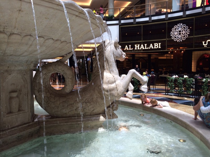 Pigerne er betagede af det her springvand. Hver gang.