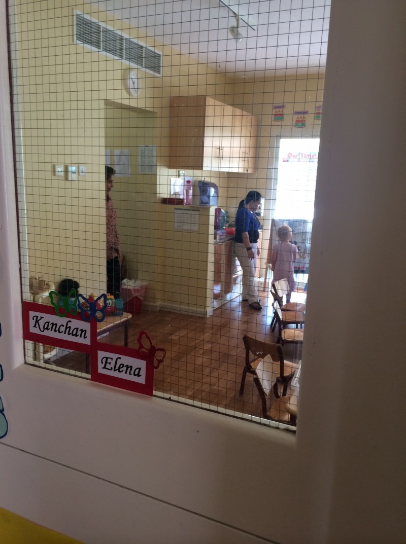 Mit smugkiggeri. Hun legede i en time derinde uden mig. Her maler hun med teaching assistant Elena