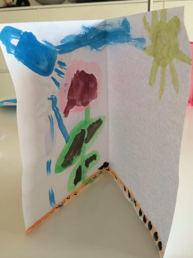 Cilles fødselsdagskort til mig - med blomster, der både need'er rain and sunshine, som hun siger